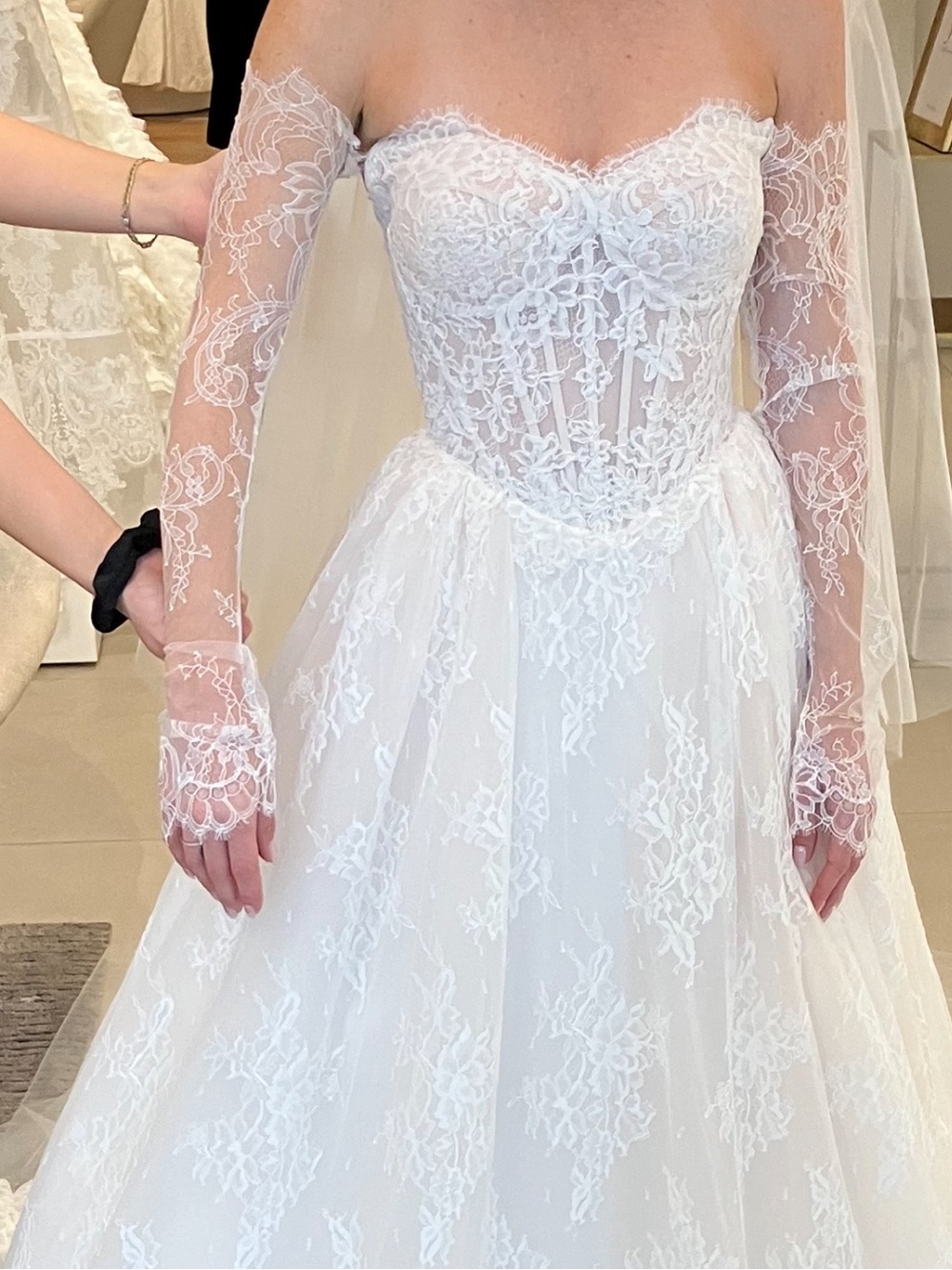 Pronovias Chantilly Lace Gloves